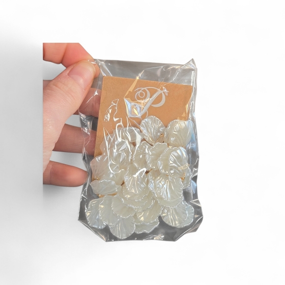 Plunder Jewelry - White Floral Beads